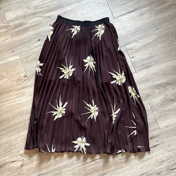H&M Accordion Midi Skirt​ - Picture 1 of 3